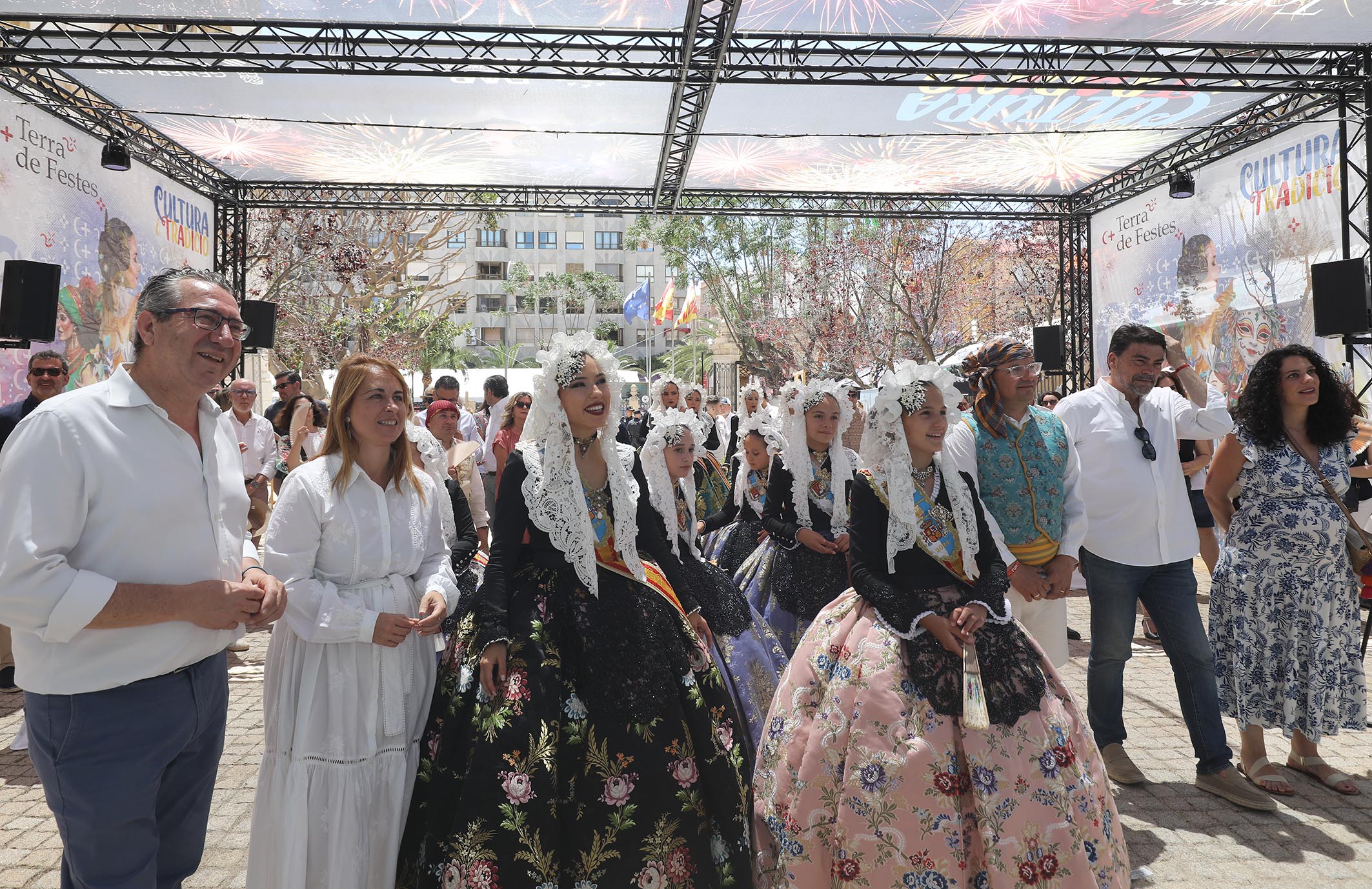 La demostración de la experiencia inmersiva 'Terra de Festes' en los jardines de la Diputación. - 