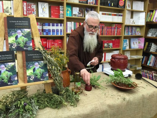Un fraile capuchino revela los centenarios secretos de la horticultura en un libro