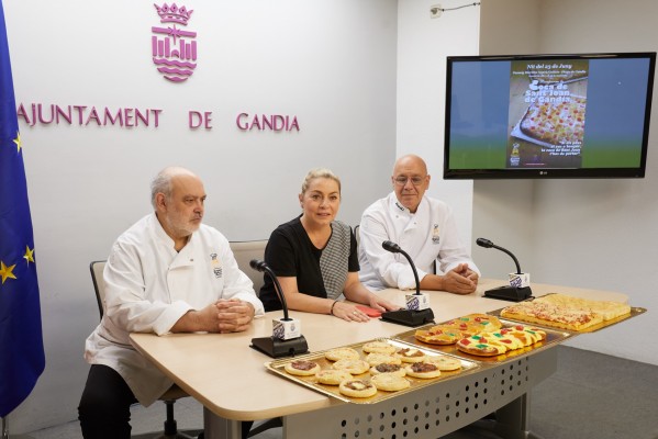 El gremio de pastelería y panadería de Gandia recupera la tradicional coca de San Juan