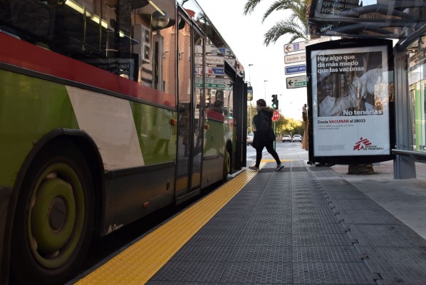 Elche impulsa actuaciones de mejora de la accesibilidad en paradas del bus urbano y de taxi