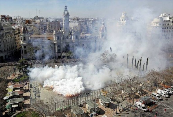 La administración contrata el 60% de los actos pirotécnicos y el sector privado 'se pasa' a los drones 