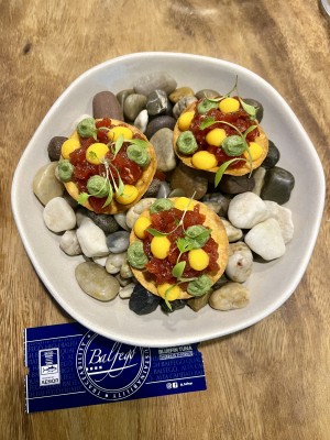 Coca de maíz con tartar de Atún Balfegó en Oganyo
