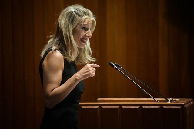Yolanda Díaz manda su apoyo a Oltra y Compromís exige a Sánchez actuar contra el 'lawfare'
