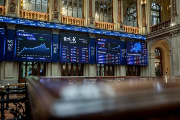 El Ibex 35 sube un 0,1% en la apertura y se mantiene por encima de los 11.000 puntos
