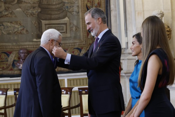 El rey Felipe VI condecora al murciano Ángel Pérez Ruzafa con la Orden del Mérito Civil