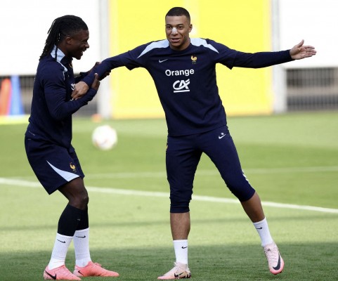 Mbappé corre al margen, dispara y aún es duda
