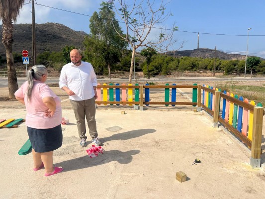 Los vecinos de Lo Campano se concentran junto a su parque infantil hartos de la falta de servicios, mantenimiento e infraestructuras en el barrio