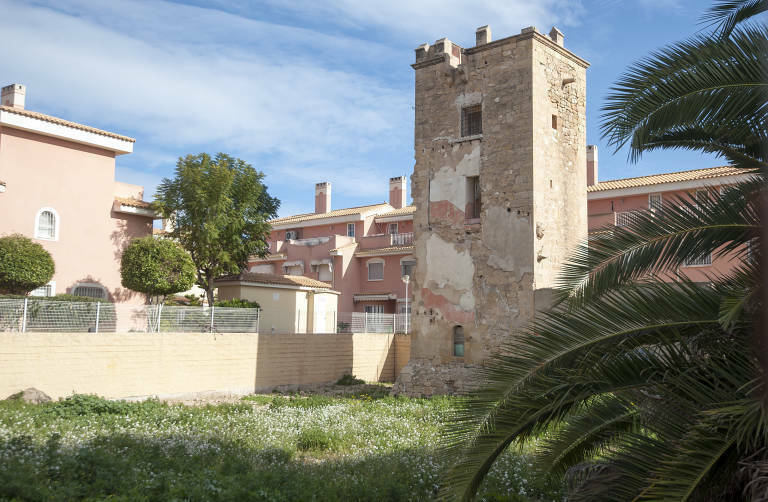 El monumento de Torre Placia, una de las edificaciones incluidas en el BIC de las Torres de la Huerta de Alicante. Foto: RAFA MOLINA - 
