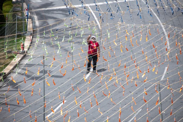 Coeters Dragón dispara una 'mascletà' tradicional que abre el 35º concurso en la plaza de los Luceros


