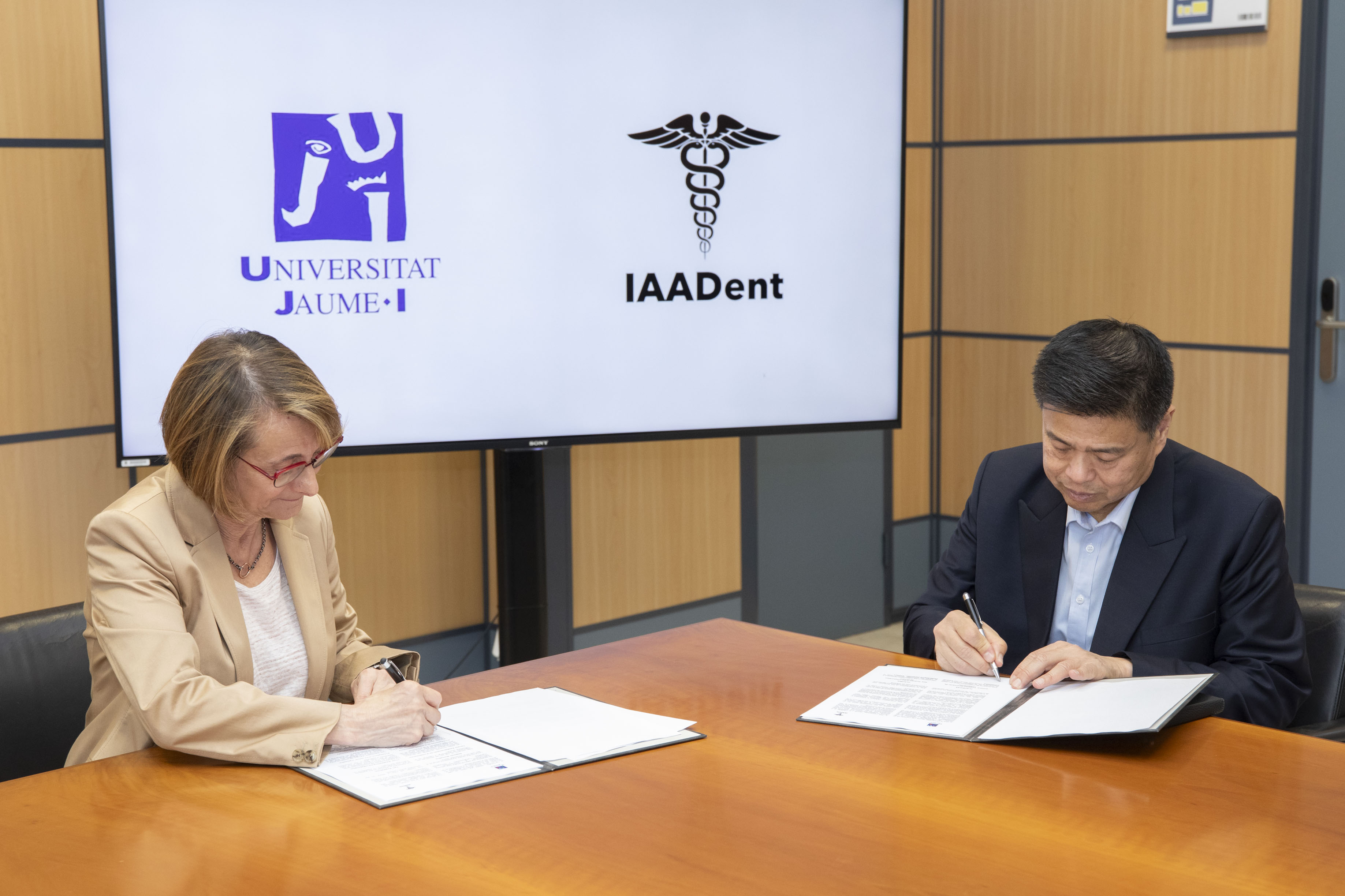 La UJI y dentistas crean una cátedra para luchar contra la periimplantitis mediante la investigación