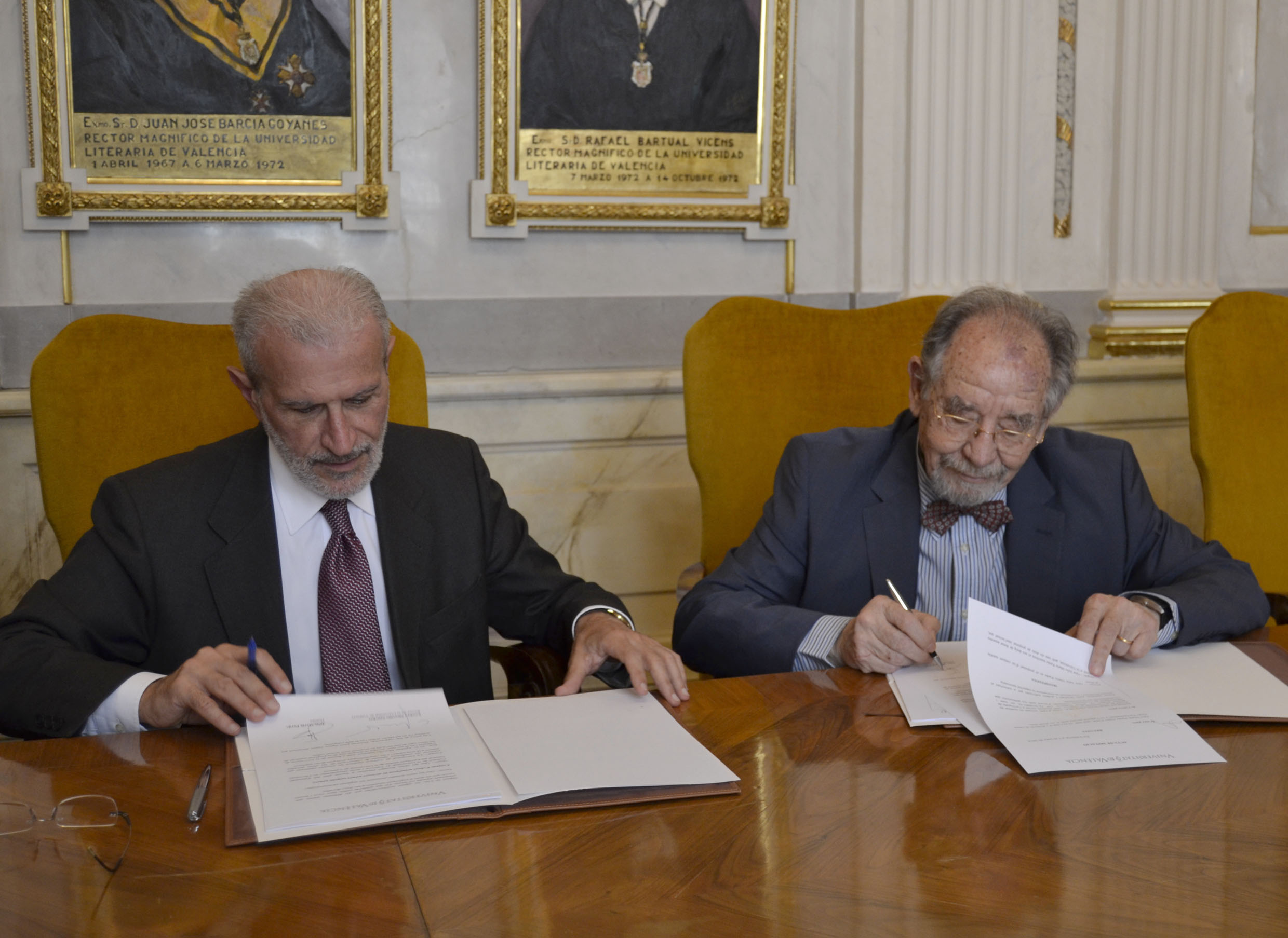 El catedràtic emèrit Julio Marín dóna 166 obres a la Universitat de València
