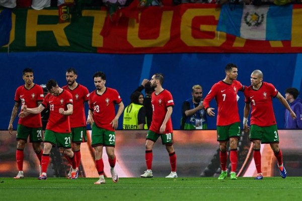 Conceiçao se viste de Cristiano y salva a Portugal

