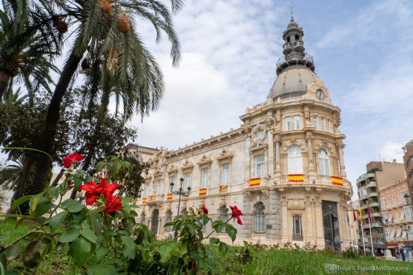 El Palacio Consistorial se engalana con motivo del X Aniversario de la proclamación de Felipe VI

