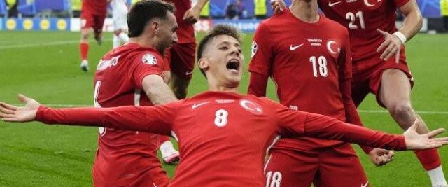 El golazo de Arda Güler encarrila el triunfo para Turquía en un partido vistoso