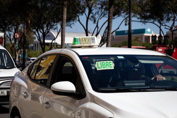 La Generalitat cambiará la ley para controlar y dar más transparencia al taxi y los VTC 