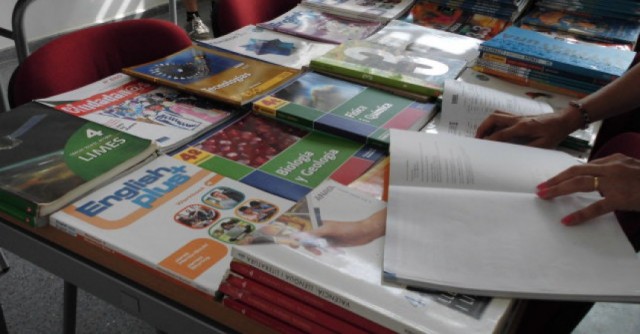 Tramitar las subvenciones como becas, posible solución al problema del bono libro