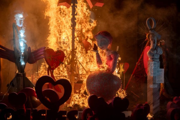 Fuego, música y tradición: Benicàssim ultima los preparativos para vivir San Juan en sus playas