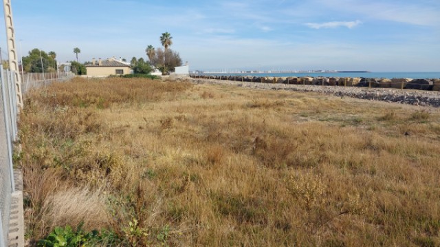 El Consell autoriza la construcción de un parking de autocaravanas frente a la playa de Burriana