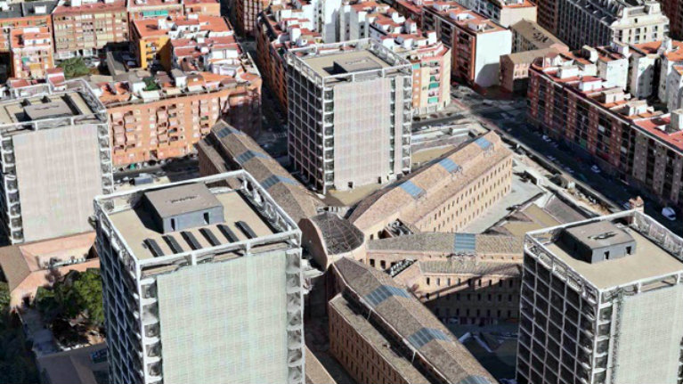 Vista aérea del complejo administrativo 9 d'Octubre. Al frente, la Torre 1, que ya cuenta con placas solares. - 