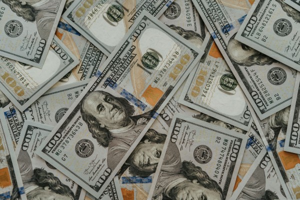 Los inversores se refugian en el dólar con la política y las elecciones como motores de los mercados

