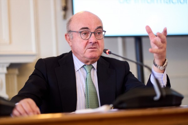 Guindos prevé que los bancos empiecen a competir por los depósitos ante el fin del exceso de liquidez
