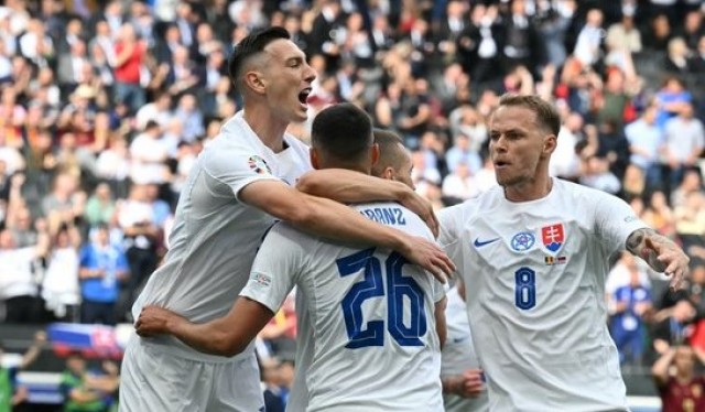 Lukaku y Doku se estrellan