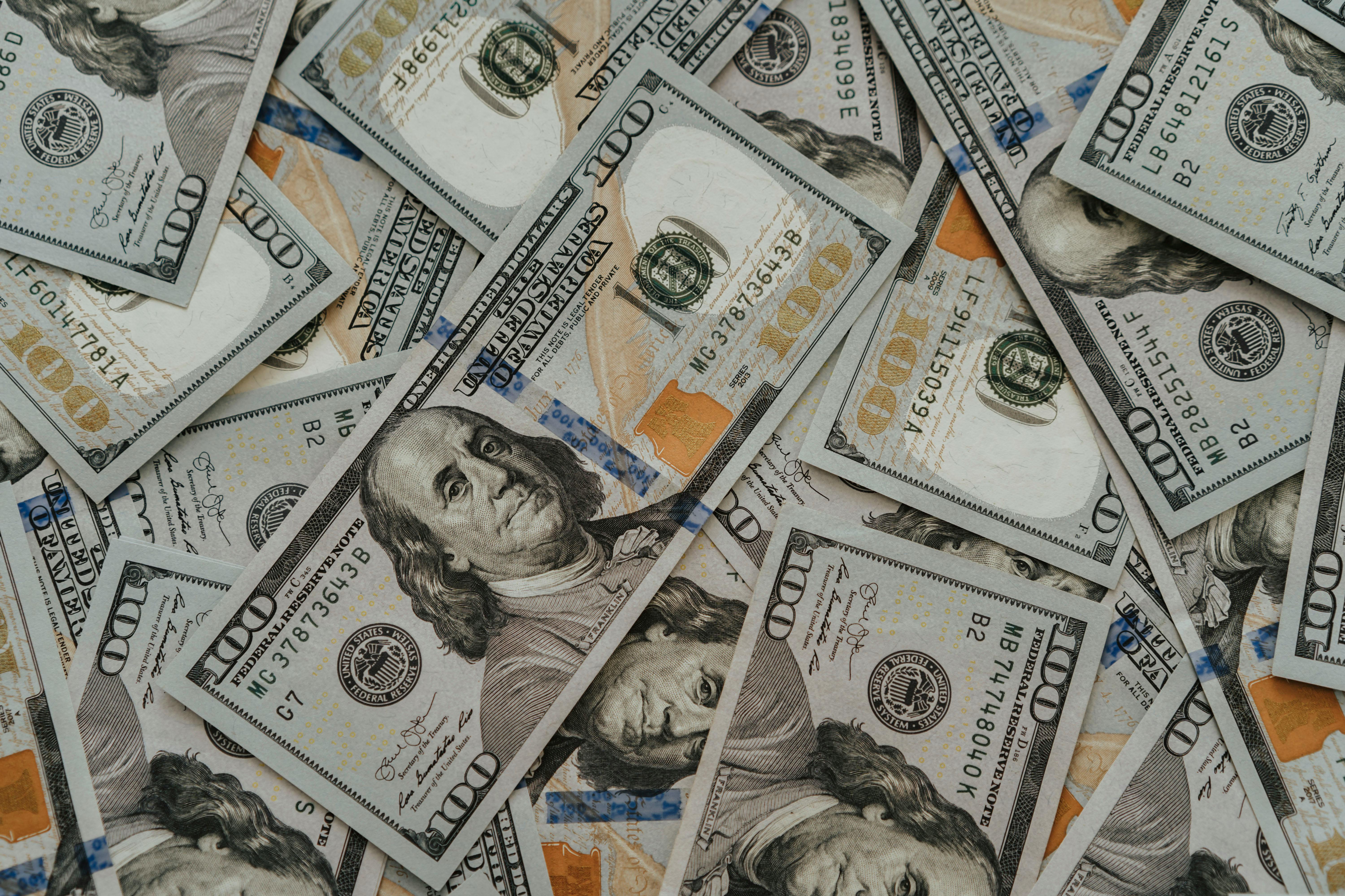 Los inversores se refugian en el dólar con la política y las elecciones como motores de los mercados

