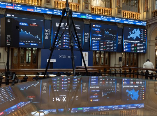 El Ibex 35 cae un 0,3% y no consigue recuperar los 11.000 puntos
