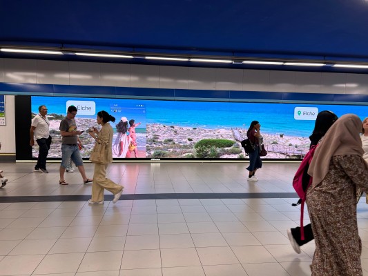 Las playas de Elche se promocionan en una veintena de paradas del Metro de Madrid
