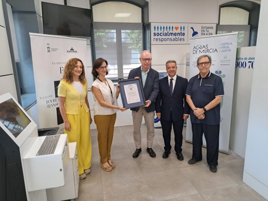Aguas de Murcia recibe el certificado AENOR de
compromiso con las personas mayores
