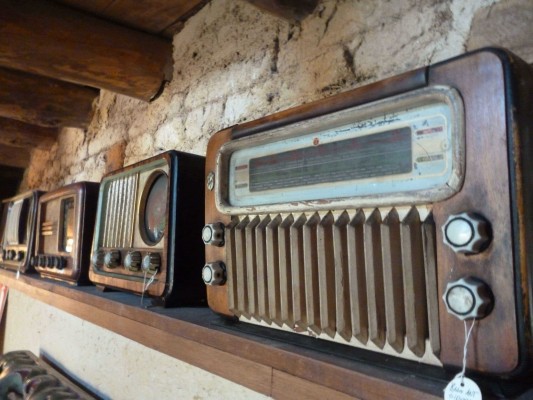 Cuatrocientas radios de un siglo en una colección privada en Benejúzar