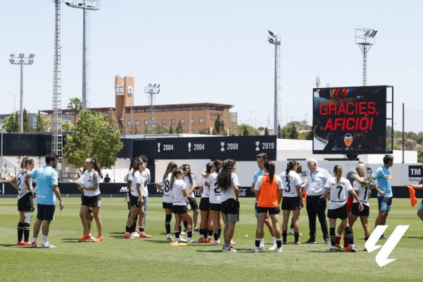 El Valencia despide la temporada con derrota ante el Barça