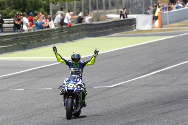 Rossi se lleva el duelo con Márquez, que es nuevo líder del Mundial