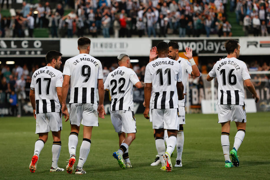 Los 'imprescindibles' de Dick Schreuder para elevar su esquema a Segunda... a la espera del mercado