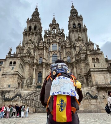El campellero José Arredondo llega a Santiago después de 3.000 km a pie por el cáncer de mama