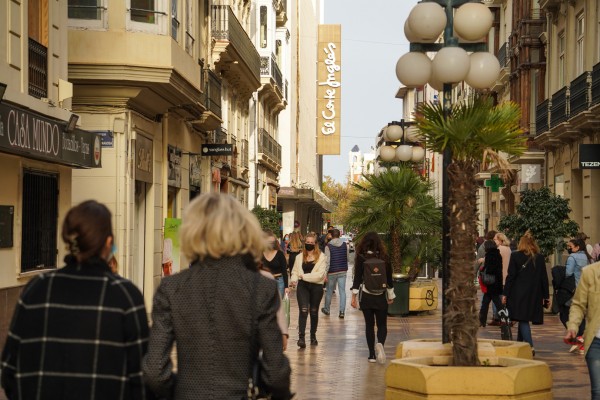 Los comercios de zonas de afluencia turística abren todos los domingos y festivos hasta enero de 2025