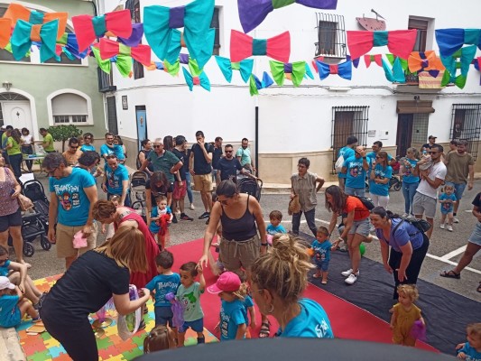 Escola Valenciana cierra el ciclo de Trobades 2024 en Otos con talleres y exposiciones