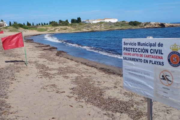 Cartagena cierra el baño de Cala Reona por la mala calidad de sus aguas