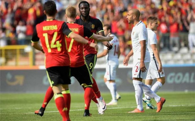 De Bruyne y Hazard sacan a Bélgica del atolladero

