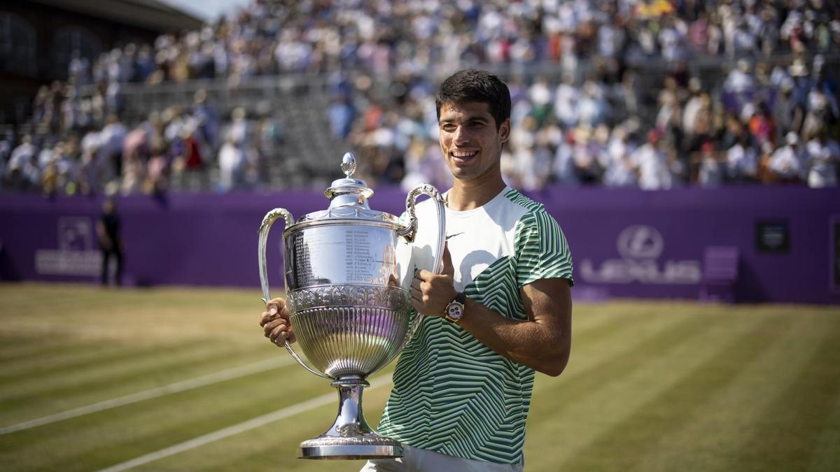 Carlos Alcaraz con el trofeo ganado el pasado año en Queen's. Foto: EFE - 