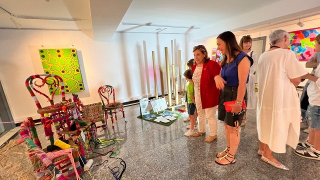 Niños y niñas benicenses inundan de arte la Sala Escena con sus propias obras hasta el 30 de junio