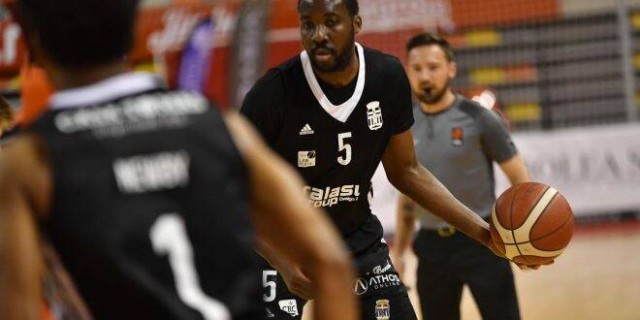El pívot camerunés Johan Kody deja el Odilo tras tres años en Cartagena y subir a la Primera FEB 
