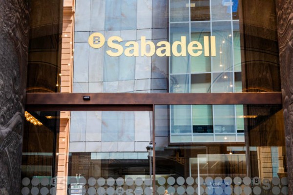 La corrección del Ibex devuelve la cotización de Banco Sabadell a su nivel previo al interés de BBVA
