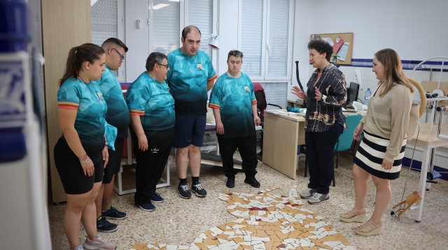 Los usuarios de El Molí de Onda ultiman la escultura de trencadís en homenaje al bou al carrer

