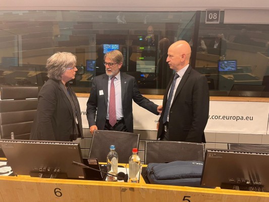 Broseta defiende en Bruselas que los agricultores valencianos tengan 