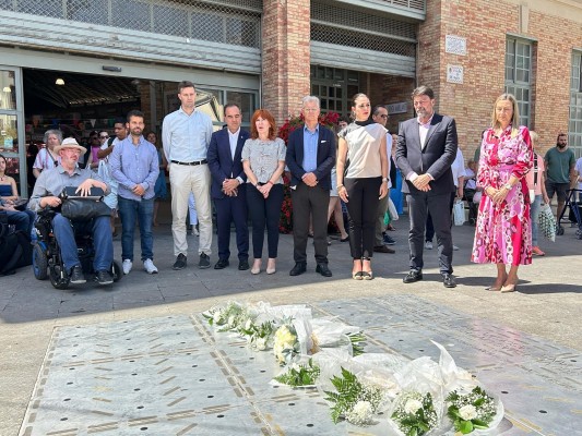 Alicante rinde tributo a las víctimas del bombardeo del Mercado Central con plante de la oposición