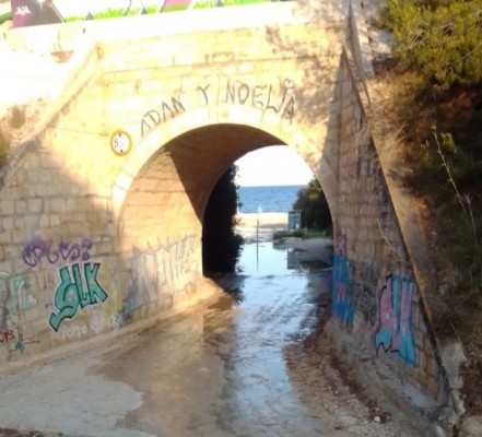 La playa del Amerador (El Campello) sigue con vertidos tras el 'galardón' de bandera negra