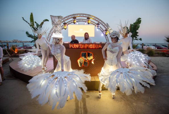 Puntapiedra celebra su primer aniversario en una 'white party' con más de 600 asistentes