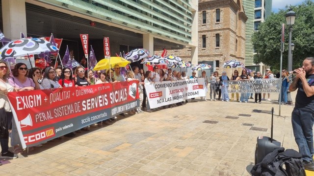 CCOO protesta frente a Servicios Sociales por 