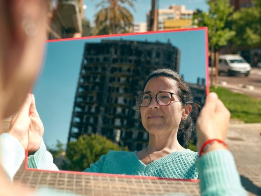 Vecinos de Campanar posan en una exposición a beneficio de los afectados del incendio